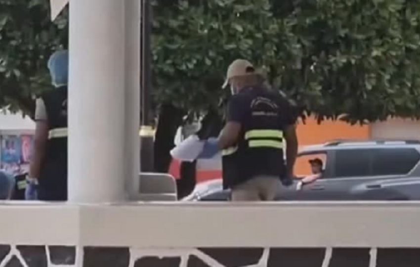 Funcioanarios de Criminalística momentos en que realizaban la recolecciónde indicios en el parque de Pocrí de Aguadulce.