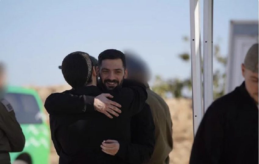 Los hermanos Gali Berman y Ziv Berman se abrazan tras su liberación. Foto: EFE