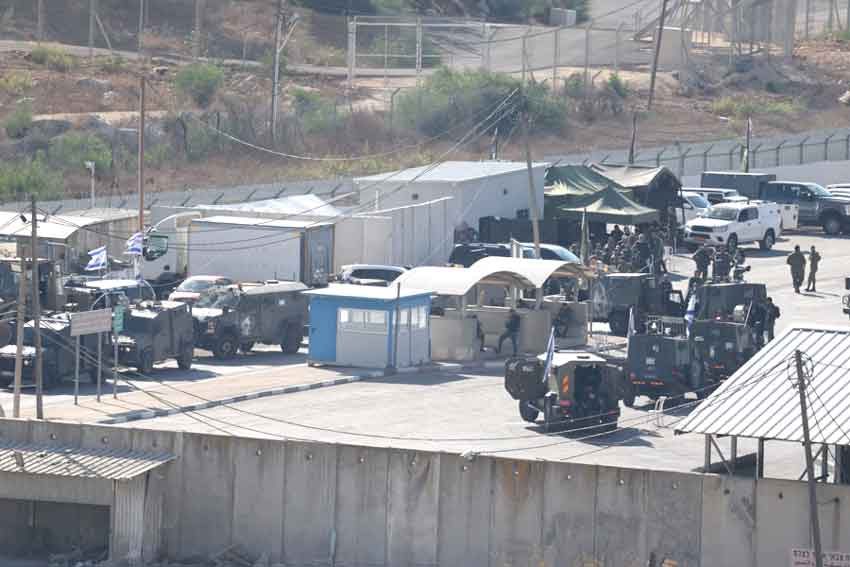 Fuerzas israelíes se preparan para liberar a los prisioneros palestinos en una prisión en Ramala.. Foto EFE