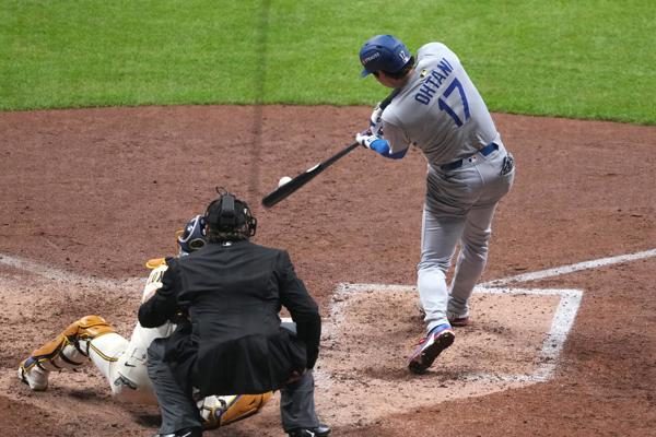 Shohei Ohtani, de los Dodgers, en la caja de bateo ante los Cerveceros. Foto: EFE