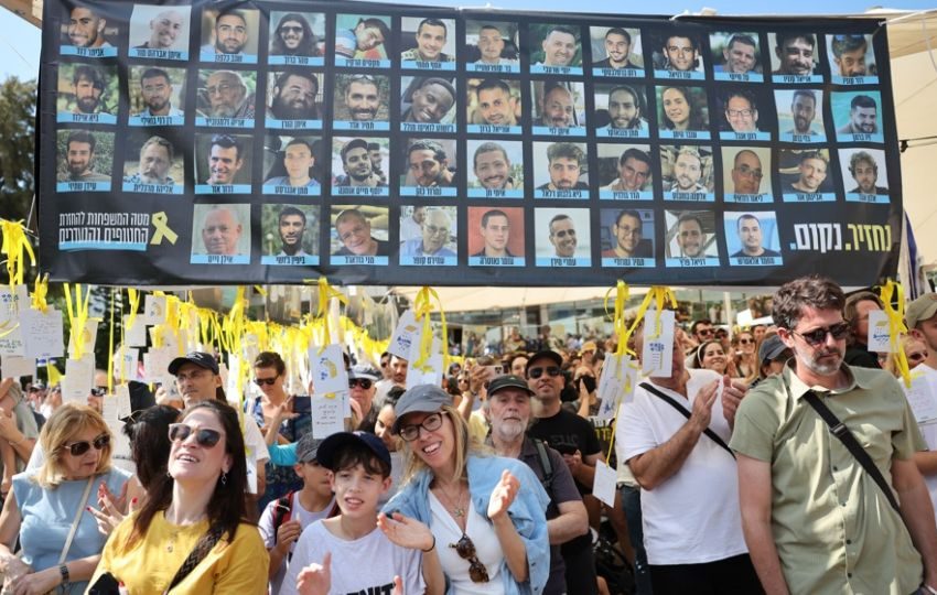Israelíes celebran la liberación de los rehenes retenidos por Hamás. Foto: EFE
