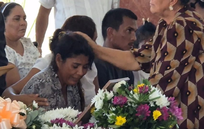 En su natal Paritilla, la iglesia Santa Rosa de Lima quedó pequeña ante la gran cantidad de personas que acudieron para darle el último adiós.  Foto. Thays Domínguez
