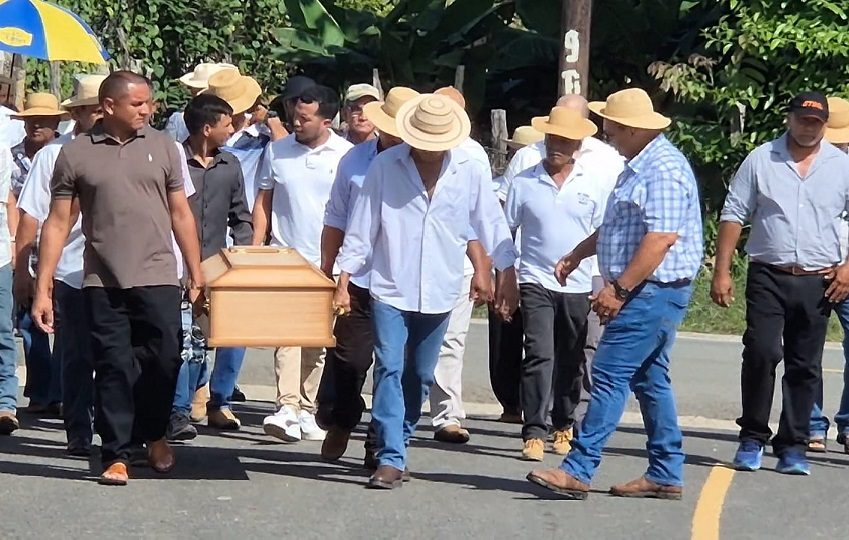 Las mismas calles donde años atrás Selinda jugaba y reía, hoy la lloran y la despiden entre flores, rezos y un profundo silencio. Foto. Thays Domínguez