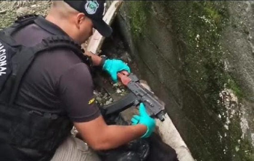 El fusil y los aprehendidos fueron puestos a órdenes de las instancias judiciales para continuar con las investigaciones. Foto. Policía Nacional