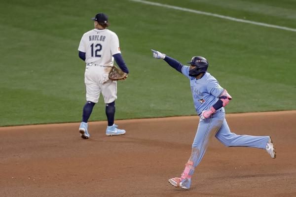 Vladimir Guerrero Jr., celebra su cuadrangular ante los lanzamientos de Josh Naylor de los Marineros. Foto: EF