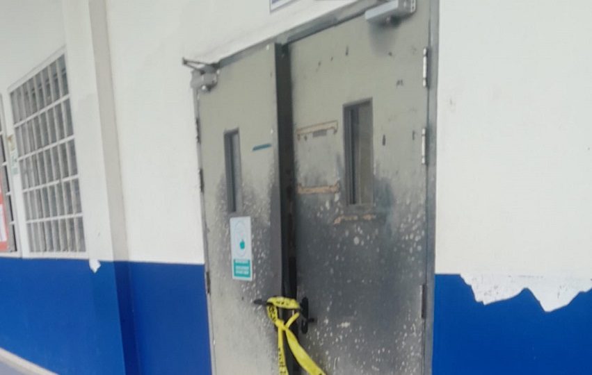 Para sustraer los equipos, los delincuentes forzaron las puertas de cuatro aulas de clases, de lo cual se percató el celador del colegio en horas de la madrugada del pasado miércoles. Foto. Eric Montenegro