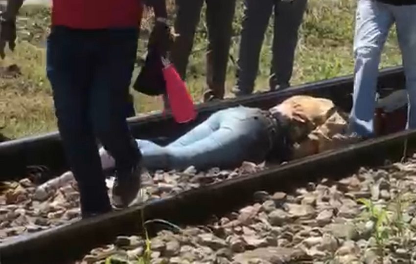 El accidente ocurrió mientras el tren se movía hasta que pasó por completo, entonces la víctima pudo ser auxiliada. Foto. Diómedes Sánchez