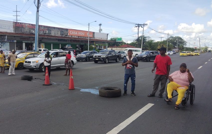 Días atrás, estos pacientes y familiares cerraron la carretera, en esa oportunidad las autoridades se habían comprometido con reemplazar esta máquina. Foto. Diómedes Sánchez