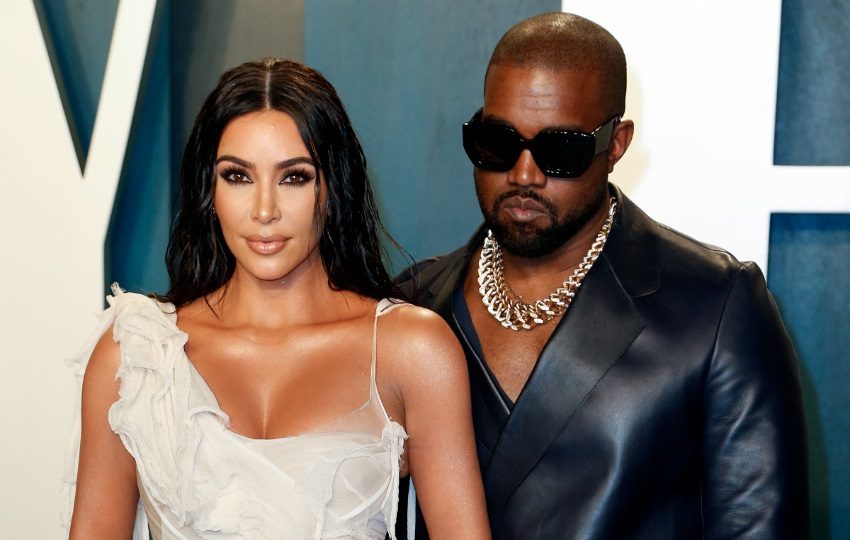 Kim Kardashian (i) posando junto al rapero estadounidense Kanye West. Foto: EFE / Ringo Chiu