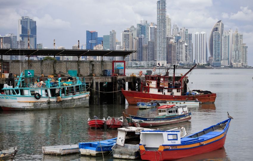 Pescadores trabajan en el muelle pesquero multipropósito en ciudad de Panamá. Foto: EFE