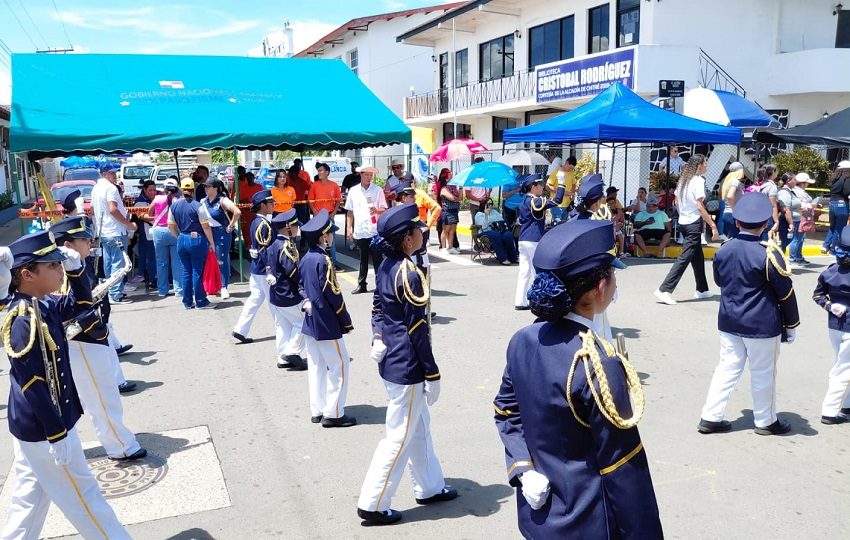 Entre el sonido del tambor y el repique de las bandas, Chitré y Los Pozos celebraron con orgullo sus aniversarios de fundación. Foto. Thays Domínguez