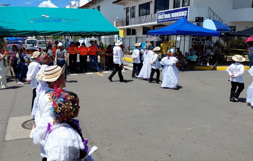 Entre el sonido del tambor y el repique de las bandas, Chitré y Los Pozos celebraron con orgullo sus aniversarios de fundación. Foto. Thays Domínguez