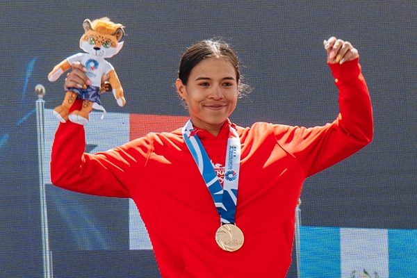 La ciclista Wendy Ducreux con su medalla de oro. Foto: COP