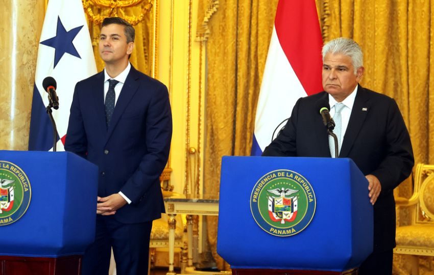 El presidente de Paraguay, Santiago Peña (i), junto al presidente de Panamá, José Raúl Mulino. Foto: EFE