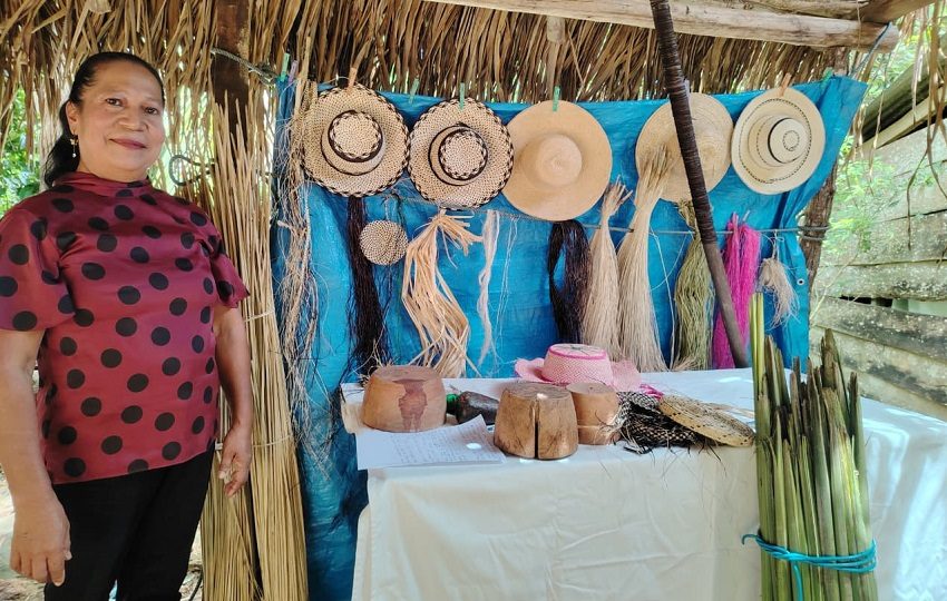 Rosalía López es una artesana dedicada a la venta de sombreros. Foto: Cortesía