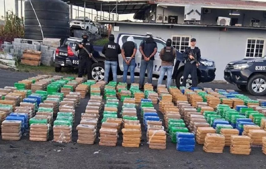 La primera persona fue arrestada cuando conducía una camioneta en la que transportaba 768 paquetes de droga. Foto. Cortesía