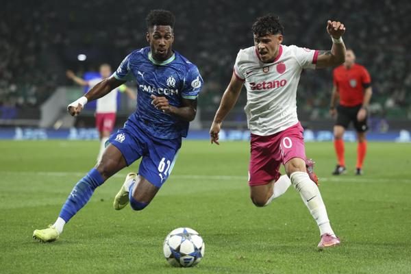 Michael Amir Murillo, del Marsella (izq.) disputa el balón ante Maxi Araújo del Sporting. Foto: EFE