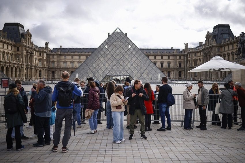 Filas de visitantes ante el Museo del Louvre este 22 de octubre. Foto EFE