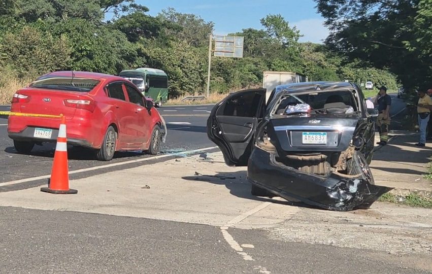 En total, siete personas resultaron heridas, entre ellas varios estudiantes, tras una violenta colisión entre dos autos tipo sedán.