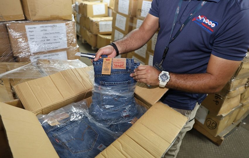 En la incursión se dio con el hallazgo de mercancía presuntamente falsificada de marcas reconocidas en el territorio nacional.