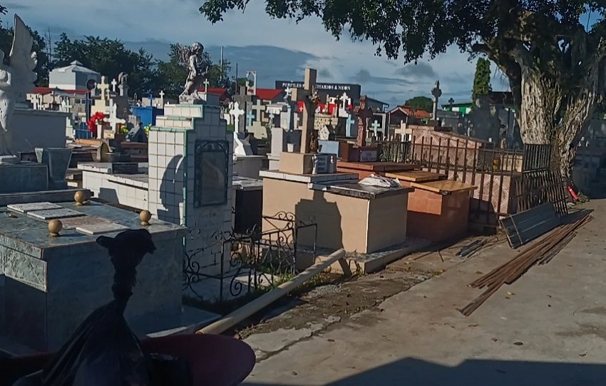 En los distintos cementerios de Santiago y comunidades vecinas, ya se observan familias pintando cruces, limpiando lápidas y adornando las tumbas con flores frescas y velas.  Foto. Melquíades Váasquez