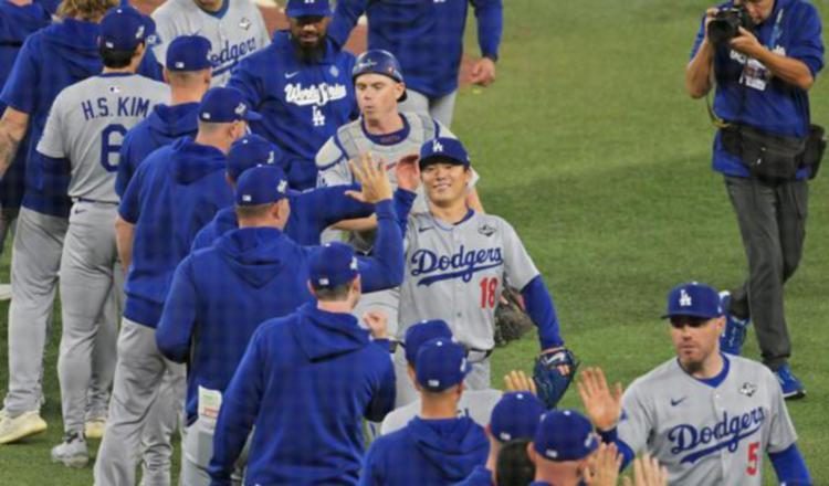 Jugadores de los Dodgers empatan la serie a Toronto 1-1. Foto: EFE