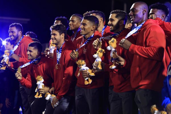 Jugadores de Panamá celebran con la medalla de oro, al ganar la final del Flag Football  masculino en los Juegos Centroamericanos. Foto: EFE