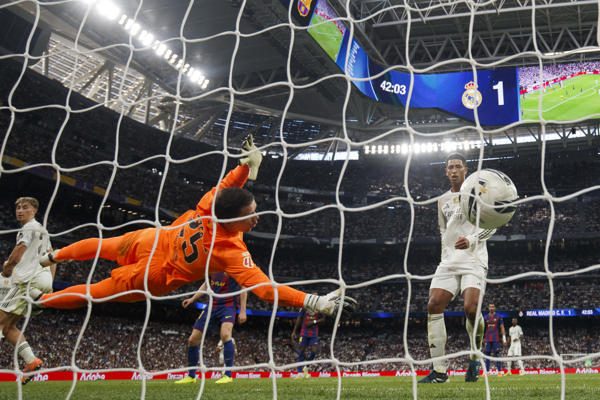 Jude Bellingham anota el segundo gol del Real Madrid ante Barcelona. Foto: EFE
