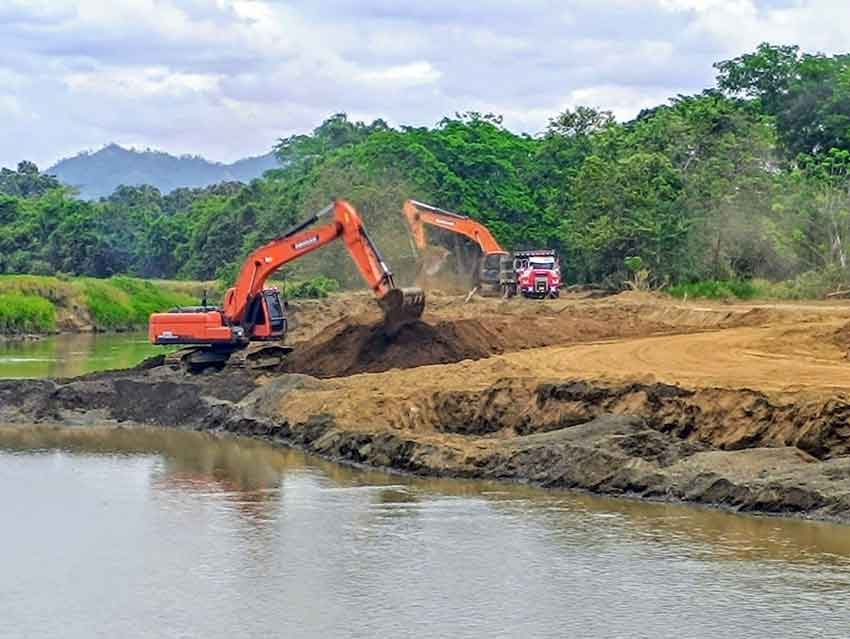 Trabajo de dragado en Tonosí