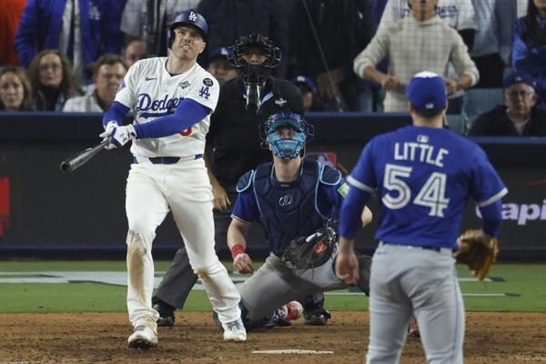 Freddie Freeman pegó un jonrón en el episodio 18 para darle la victoria a los Dodgers ante los Azulejos. Foto: EFE