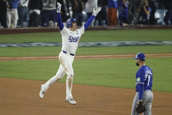 Freddie Freeman de Los Dodgers, festeja su cuadrangular en el episodio 18 ante los Azujelos. Foto: EFE
