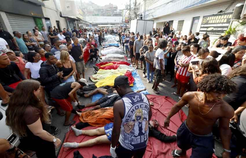 Personas observan cuerpos sin vida en una calle este miércoles, en Río de Janeiro. Foto EFE