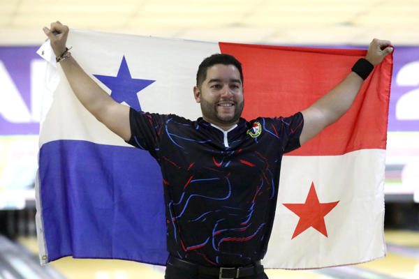 Donald Lee festeja su medalla de oro con la bandera panameña. Foto: EFE