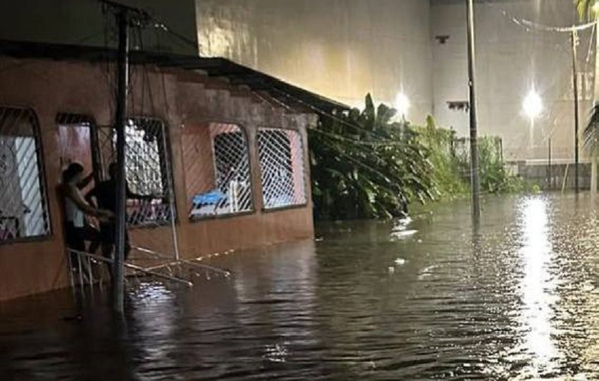 Algunos ciudadanos precisan que gran parte de las inundaciones se debe a que  se tira basura en las calles y cunetas. Foto. Dióedes Sánchez