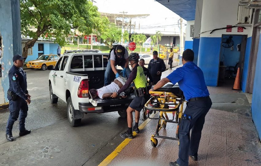 El conductor del selectivo llegó al hospital pero ya no tenía signos vitales. Foto. Diomedes Sánchez