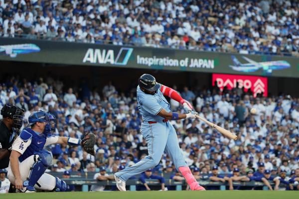 Vladimir Guerrero Jr. de los Azulejos de Toronto,  conecta un jonrón solitario contra el lanzador de los Dodgers, Blake Snell. Foto: EFE
