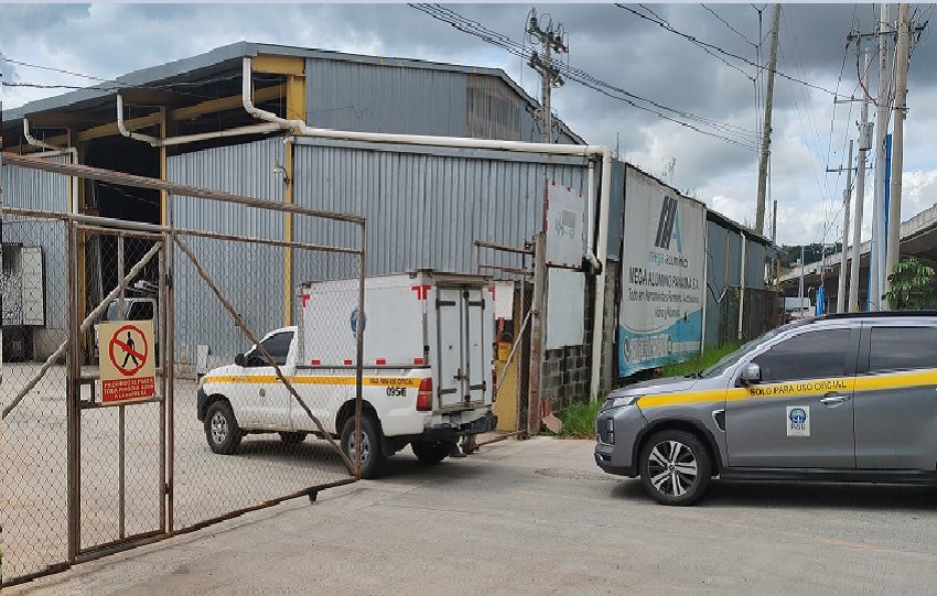 Funcionarios del Ministerio Público se presentaron al sitio para efectuar el levantamiento del cuerpo e iniciar las investigaciones. Foto. Eric Montenegro