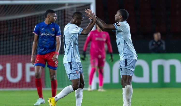 Jordan Girón y Armando Cooper, festejan el triunfo sobre Plaza Amador. Foto: EFE