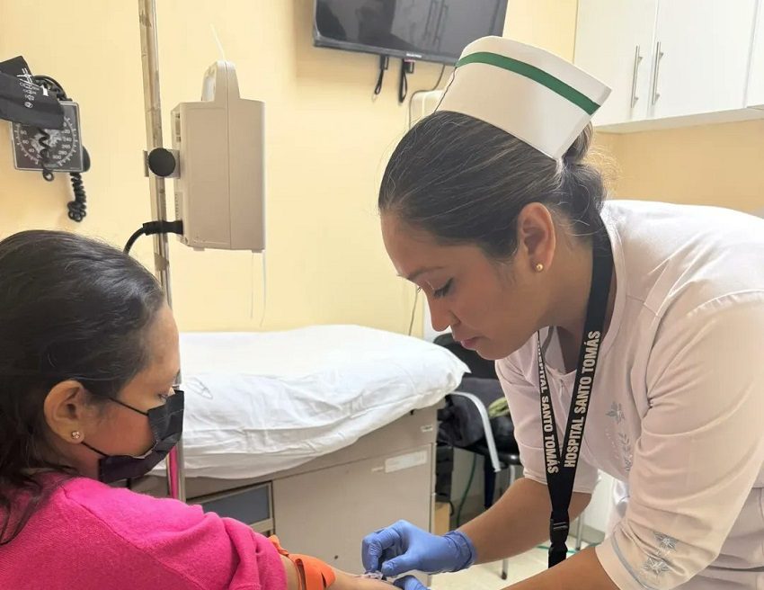 Las enfermeras están entre los profesionales de la salud que laboran turnos extras en las instalaciones de salud en forma presencial. Foto: Cortesía