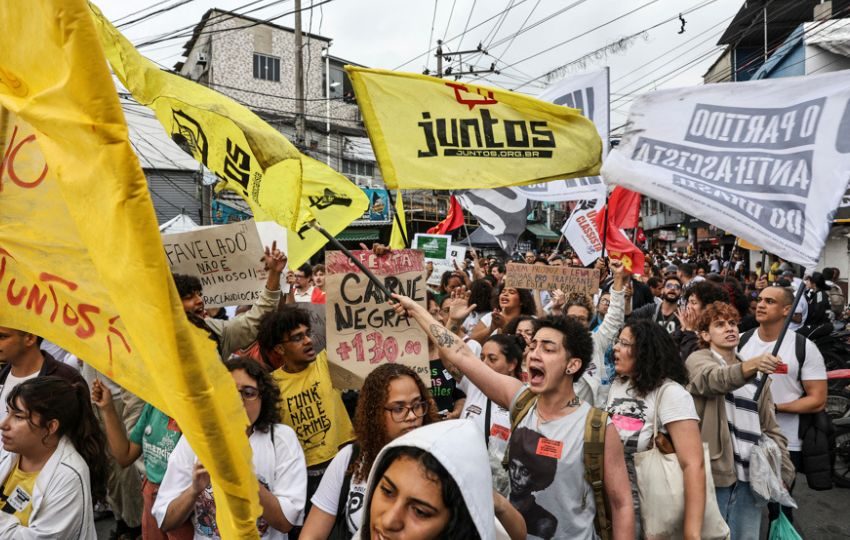 Los habitantes de las favelas de Penha y Alemão protestan contra la violencia policial tras la operación del pasado martes. Foto: EFE