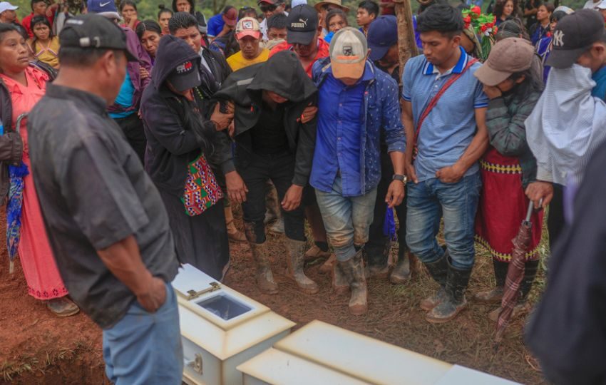 Iván Javier Ábrego Montezuma (c), de 37 años y padre de la niña fallecida Melanie Montezuma, llora en el funeral de su hija. Foto: EFE
