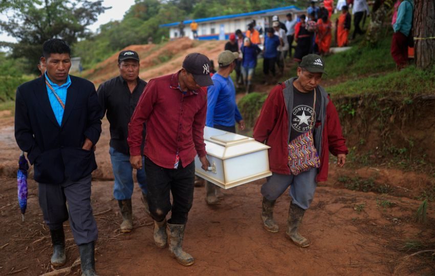 Personas cargan un féretro en el cementerio del poblado de Cascabel, distrito de Mironó. Foto: EFE