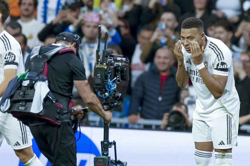 Mbappé en su habitual celebración de gol. Foto EFE