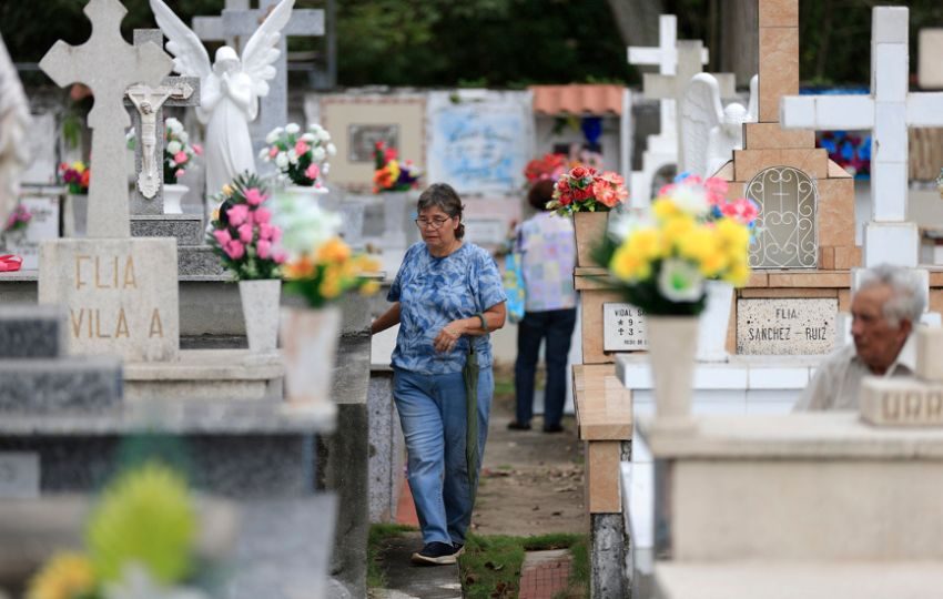 Personas visitan el cementerio municipal con motivo del Día de Muertos este domingo, en La Chorrera. Foto: EFE