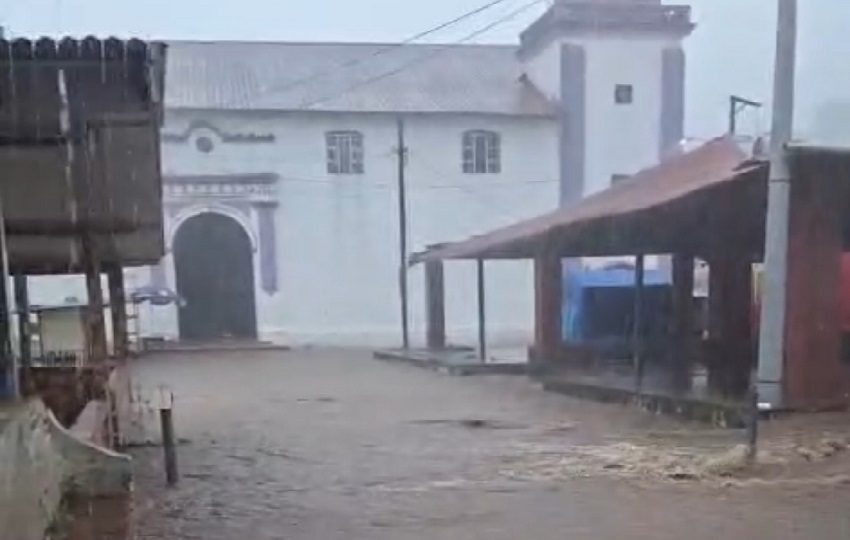 La quebrada que pasa por la mitad de Portobelo se desbordó, cubriendo las calles e ingresando el agua a algunas viviendas. Foto. Diómedes Sánchez