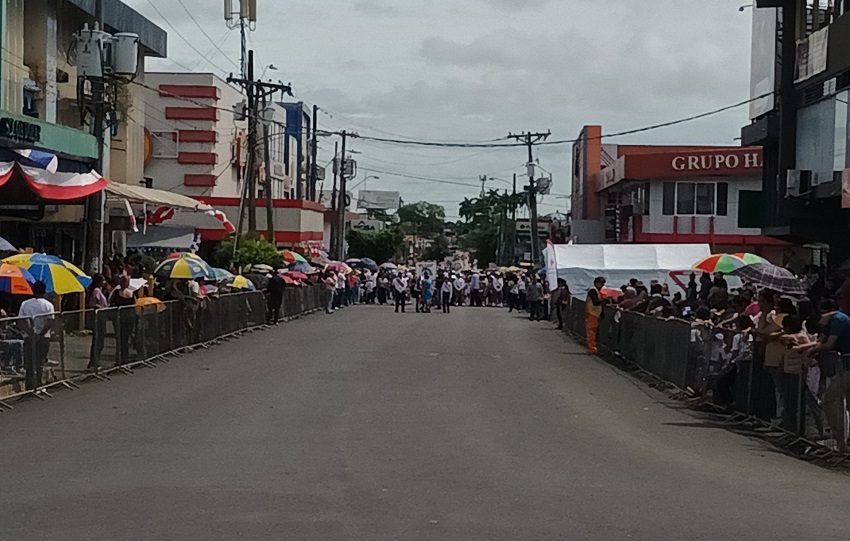 Para colmo las principales autoridades aparecieron en el palco principal pasadas las 9:00 de la mañana. Foto. Melquíades Vásquez