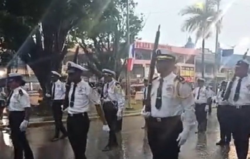 El mal tiempo en la Costa Atlántica no permitió que se continuara con el desfile de las delegaciones estudiantiles. Foto. Diómedes Sánchez