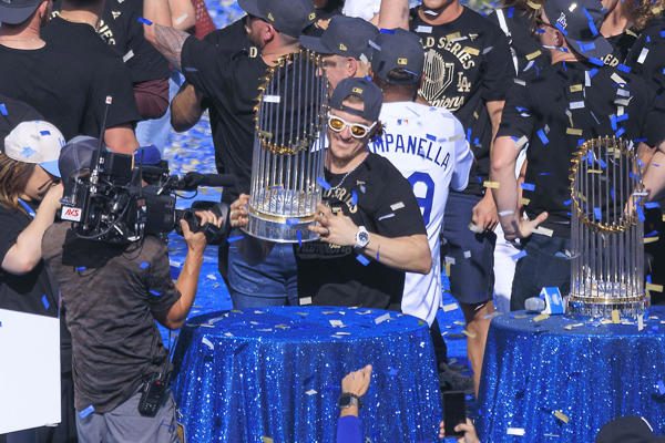  Kike Hernández (c) de Los Dodgers de Los Ángeles levanta el trofeo por el título de la Serie Mundial de béisbol 2025 . Foto:EFE