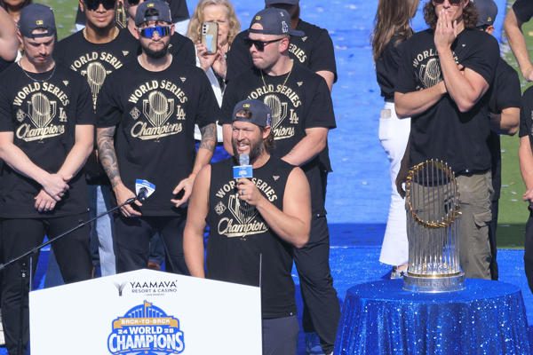 Clayton Kershaw (c) de Los Dodgers de Los Ángeles habla durante el festejo por el título de la Serie Mundial de béisbol 2025 . Foto:EFE