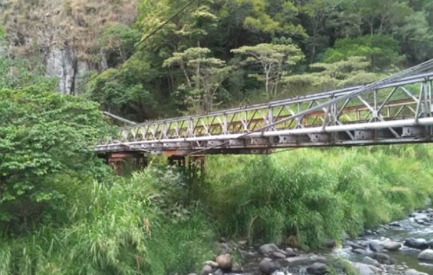 Antiguo puente zarzo sobre el río Caldera, en Chiriquí, el cual fue desmantelado. Este es uno de los ríos más caudalosos del territorio. Foto: Archivo